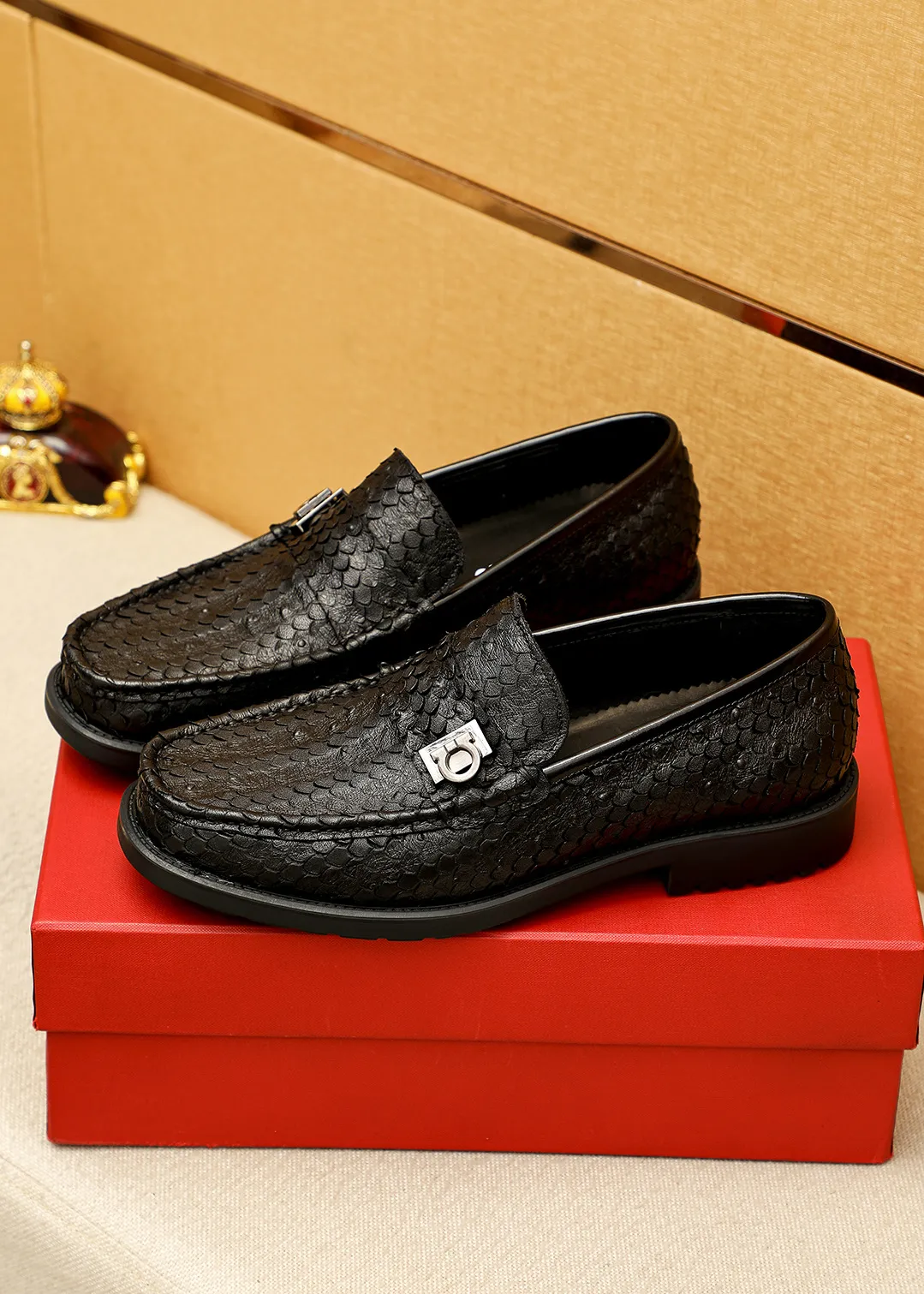 Men's shoes 💰520 💐 Product trademark: Ferragamo "Ferragamo" casual leather shoes Regular size: 38-44 (45.46🉑️customized) Product materials: Selected imported first-layer calfskin embossed upper + original hardware buckle, imported water-dyed cow leather lining. Strong three-dimensional visual effect, original outsole color: 1⃣️color optional